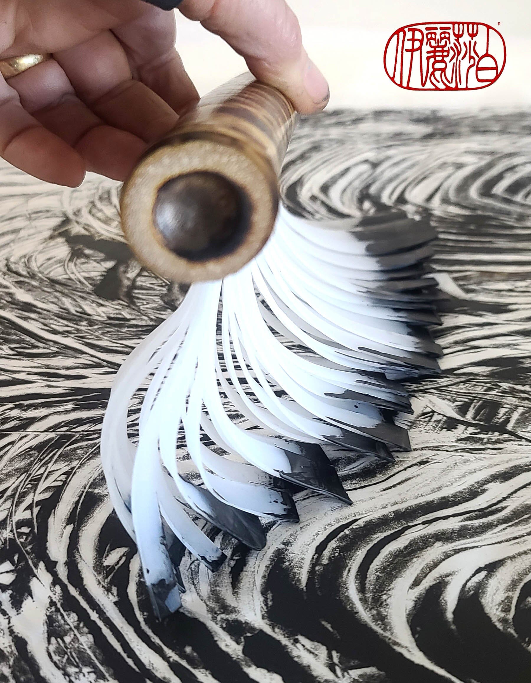 SoHo Urban Artist White Filament Brush Round Size 4 Long Handle