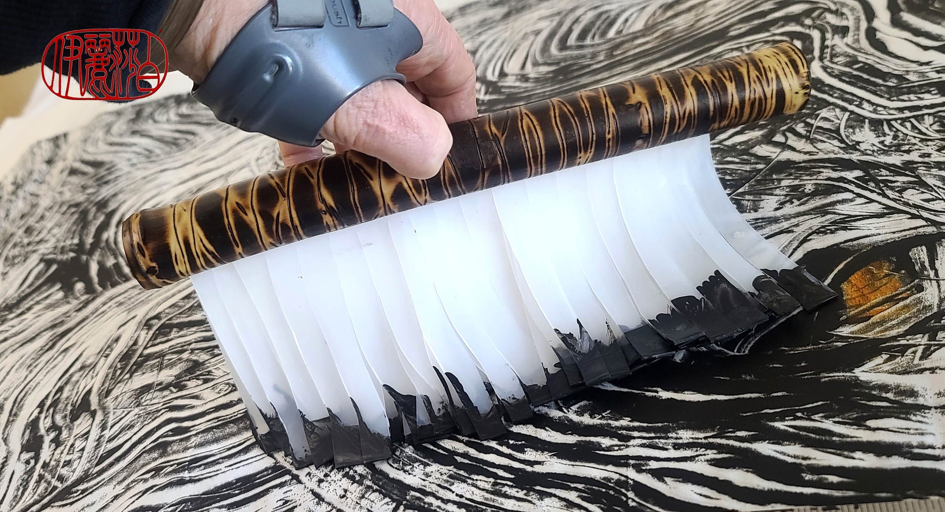 Brede siliconen penselen met bamboe handvaten (maat - 30 cm) SB 131 – Elizabeth Schowachert Art